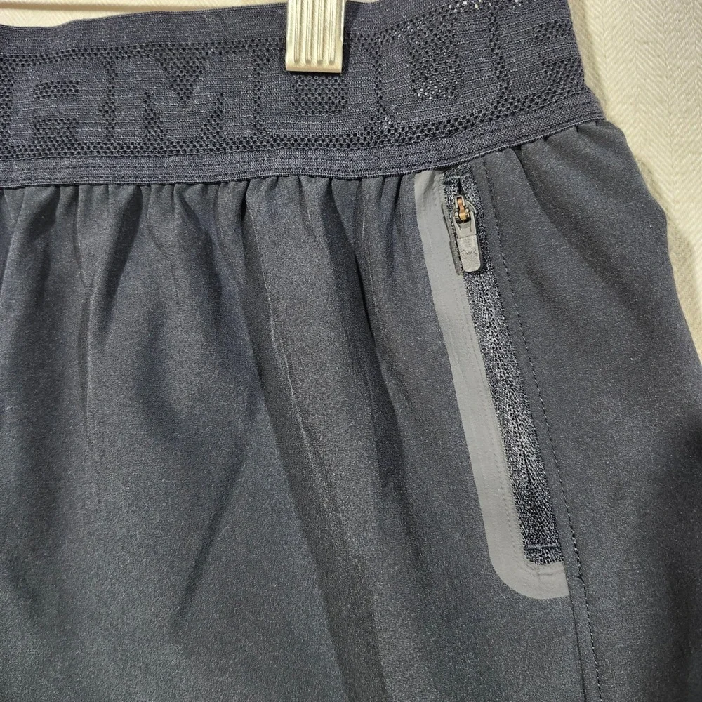 Under Armour Mens Black Fitted Running Shorts Laser Perforated Size Medium 5in
